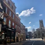 Luxury Apartment Opposite The Shambles